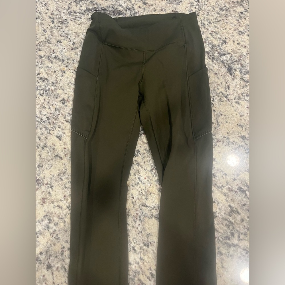 Lulu Lemon Speed Crop 21’ size 4